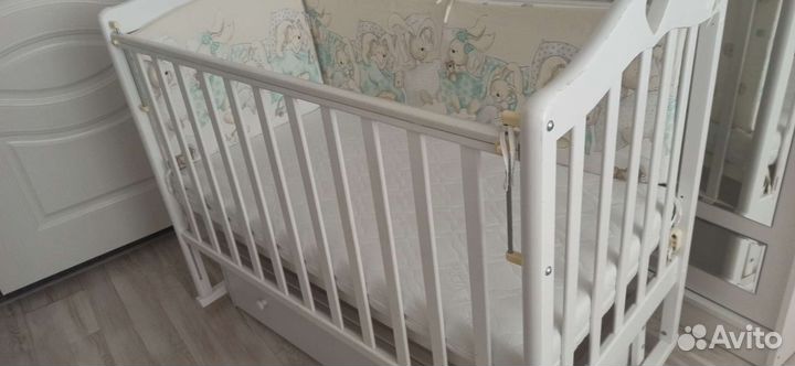 Детская кроватка с маятником и ящиком