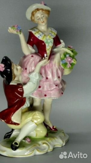 Фарфоровая статуэтка 