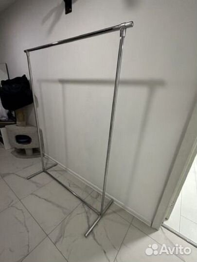 Вешалка напольная металлическая