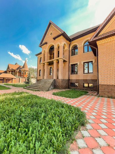 Дом 872,9 м² на участке 18,3 сот.