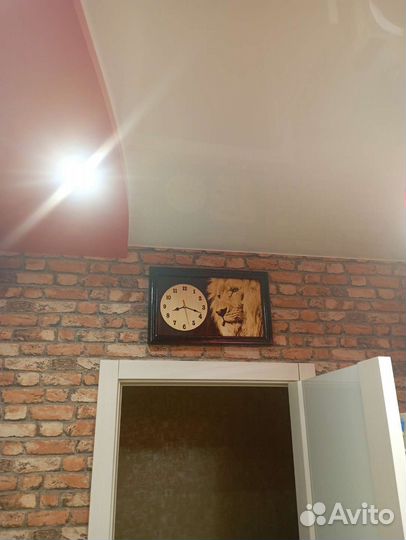 Часы на дереве