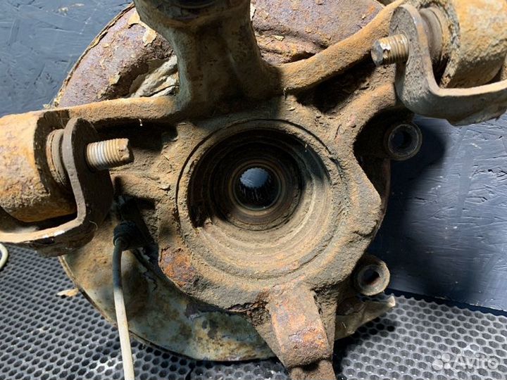 Кулак поворотный задний левый Lexus Rx 350