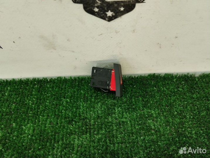 Кнопка аварийной сигнализации Volkswagen Golf