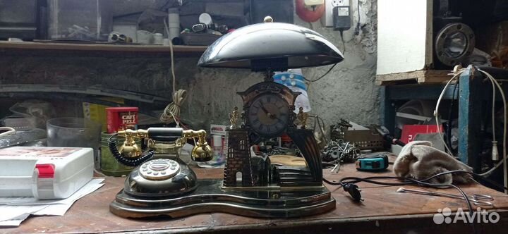 Лампа настольная с телефоном и часами