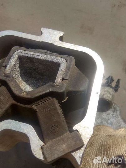 Опора двигателя Рено Логан 2