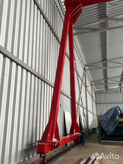 Мобильный козловой кран с электроприводом колес