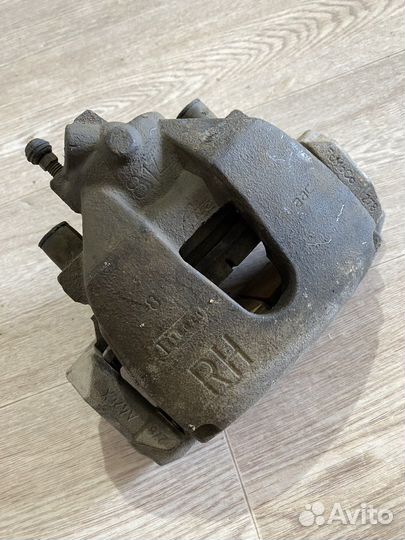 Суппорт передний правый Ford Focus 3