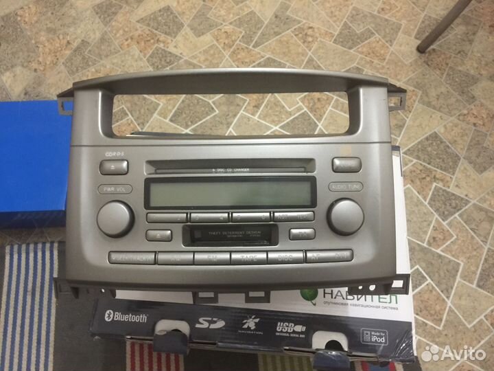 Продаю оригинальную магнитолу на LC100 и LX470