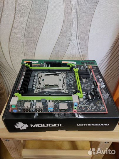 Материнская плата с процессором и памятью