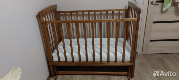 Детская кроватка с маятником