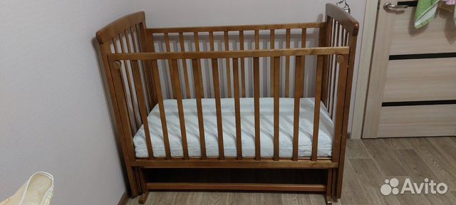 Детская кроватка с маятником