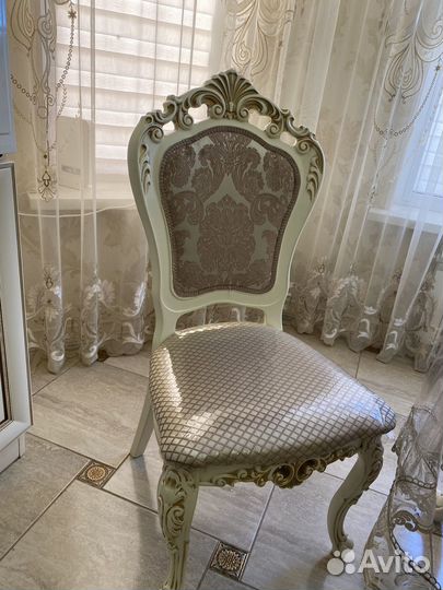 Стол и стулья