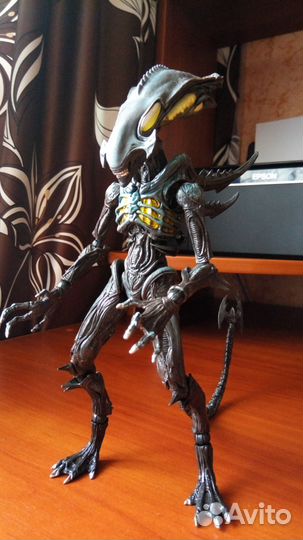 Коллекционная фигурка чужого alien spitter