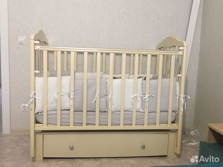 Детская кроватка с маятником