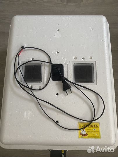 Инкубатор несушка на 77 яиц