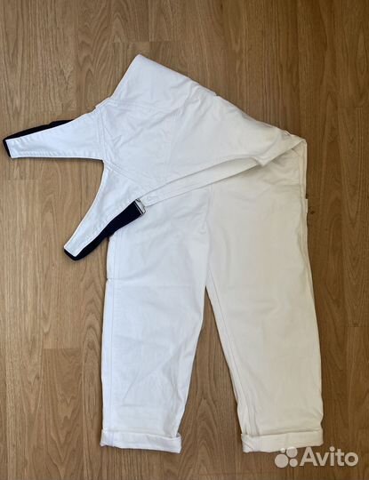 Белый джинсовый комбинезон Pull&Bear