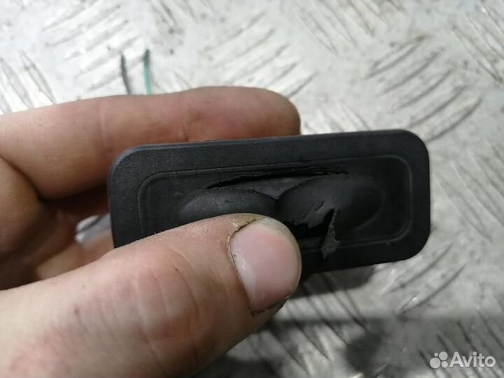 Кнопка багажника Renault Megane 3 хэтчбек