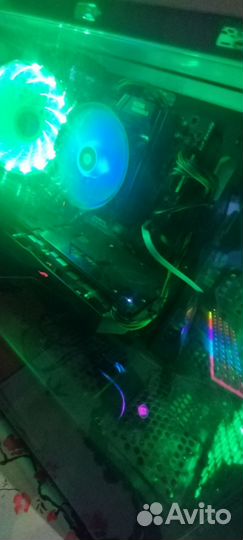 Игровой компьютер с монитором и клавиатурой
