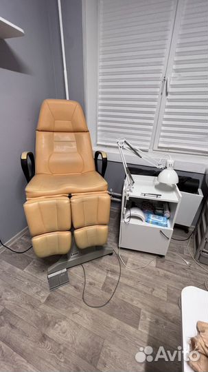 Педикюрная тумбочка на колесах