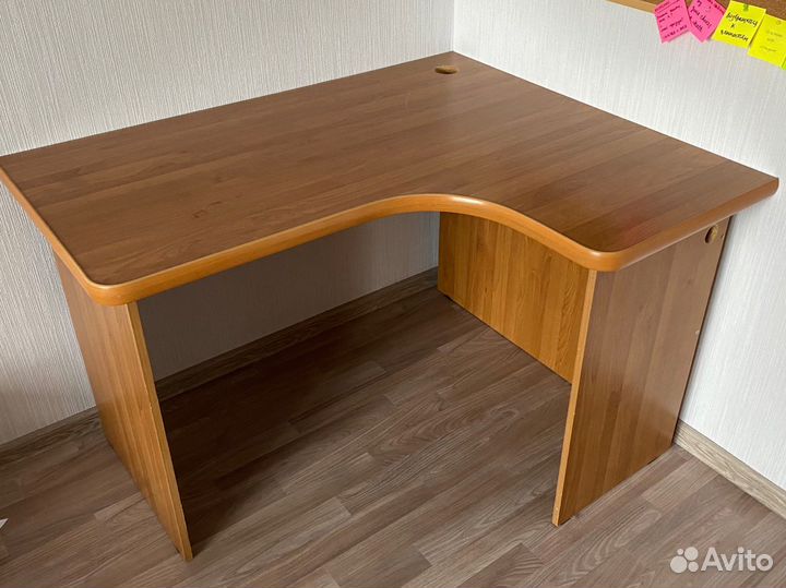 Письменный стол угловой