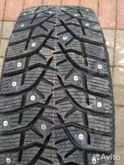 Bridgestone Blizzak Spike-02 SUV 205/70 R15 96T