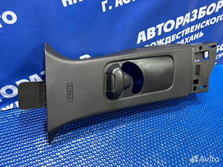 Обшивка средней стойки Ford Explorer внедорожник