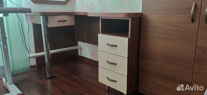 Туалетный столик с зеркалом