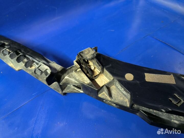 Кронштейн пер бампера правый Volkswagen Polo