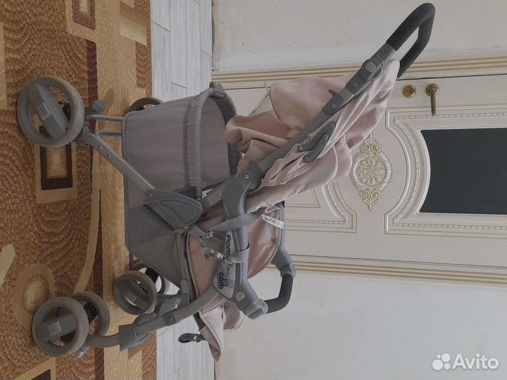 Коляска можно регулировать спинку и складываеться