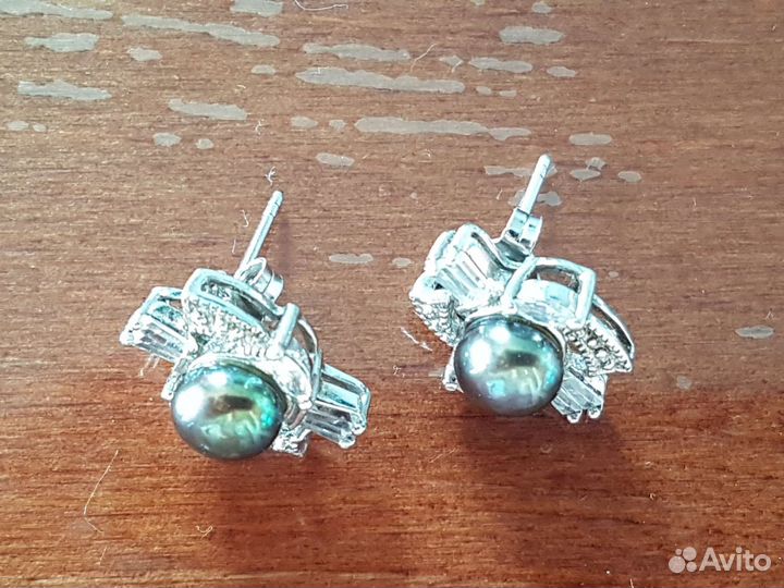 Серебряные серьги с натуральным зеленым жемчугом