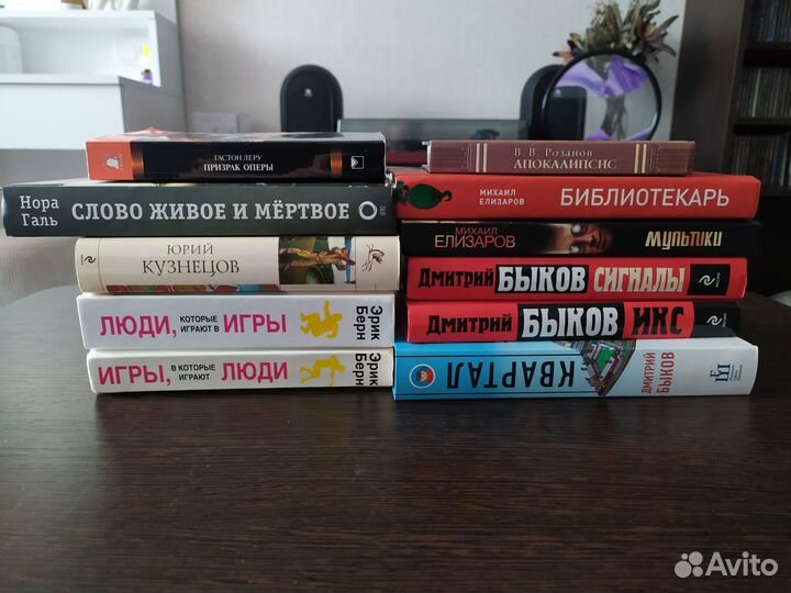 Книги (Пелевин, Прилепин, поэзия, комиксы)