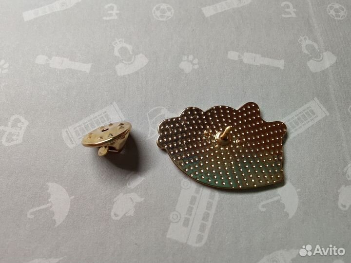 Значок собака Сиба Ину с плащом