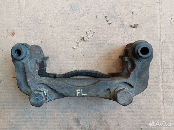 Скоба суппорта Toyota Hiace