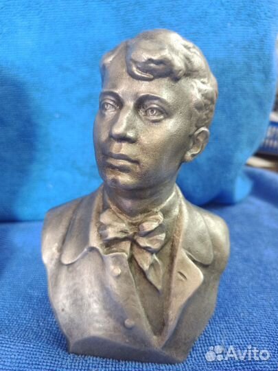 Бюст. Есенин