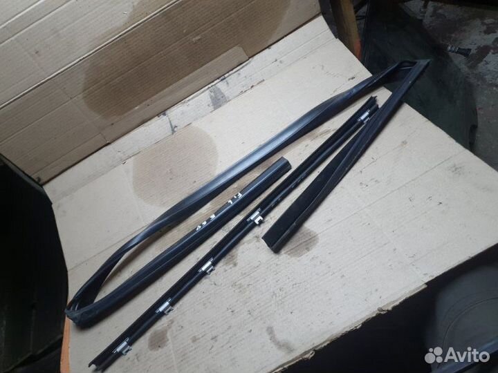 Направляющая стекла двери передняя левая Bmw