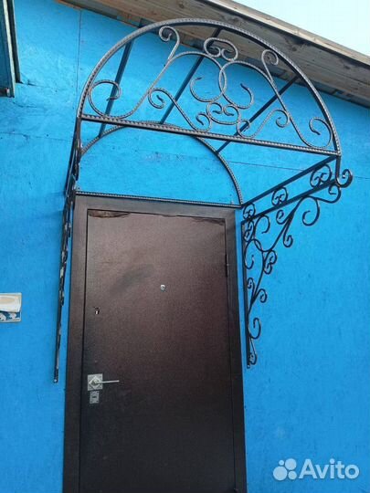 Козырек над дверью