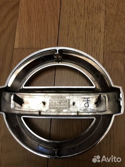 Эмблема решетки радиатора nissan