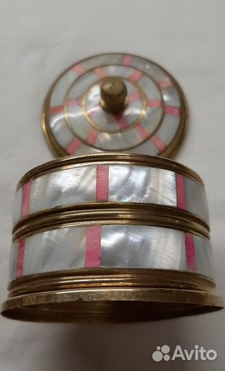 Ваза и статуэтка из сандалового дерева