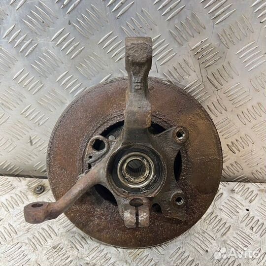 Кулак поворотный передний левый Volkswagen Passat