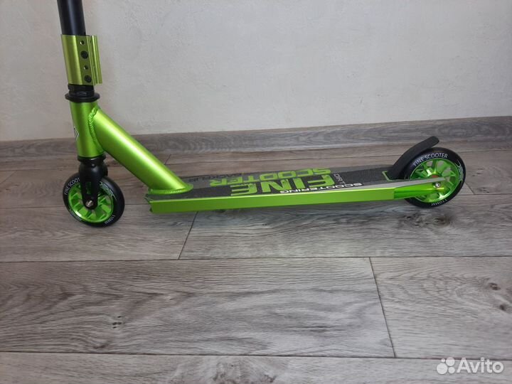 Трюковый самокат зеленого цвета