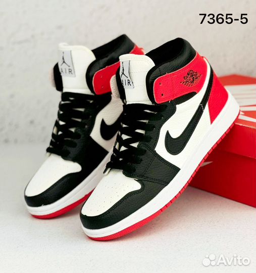 Кроссовки женские