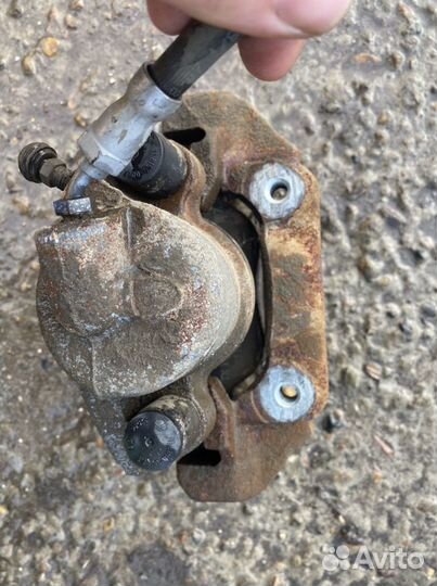 Форд Фиеста передние суппорта- тормозные цилиндры