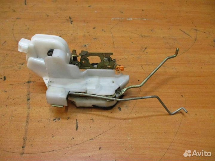 Замок двери передней левой Mitsubishi Outlander 1