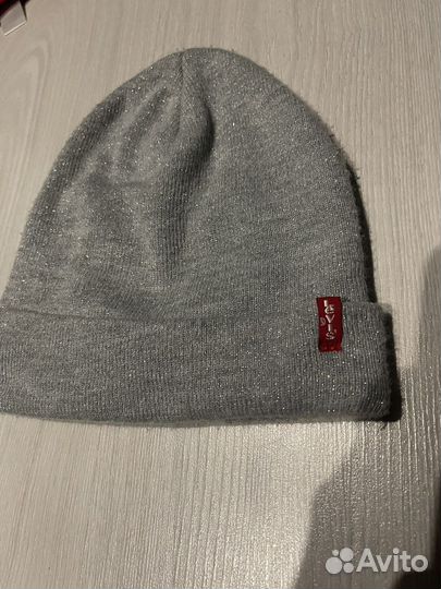 Женская шапка levis
