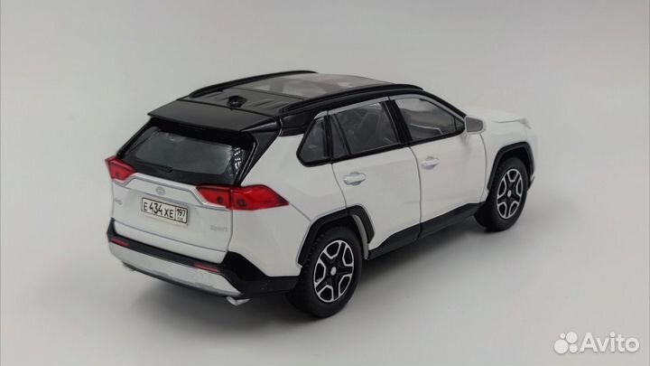 Машинка металлическая Toyota Rav4