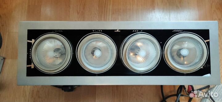 Галогеновая лампа четыре лампы в одном корпусе в р