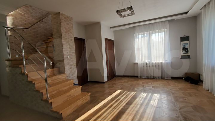 Дом 301 м² на участке 6,1 сот.