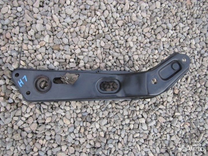 Крепление рычага переднее левое Nissan Laurel GC35