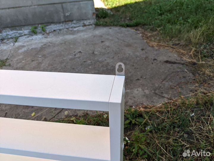 Полка белая настенная для лаков