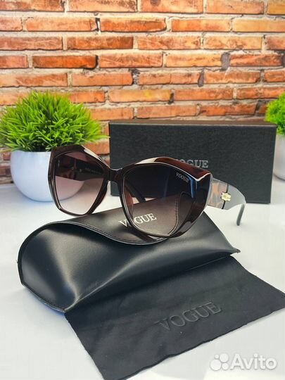 Солнцезащитные очки Vogue